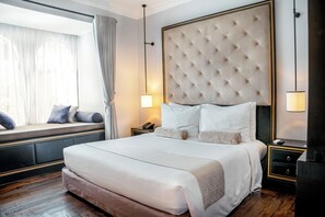 Gold Chamber Double Pool View | Minibar, värdeförvaringsskåp på rummet och individuell inredning