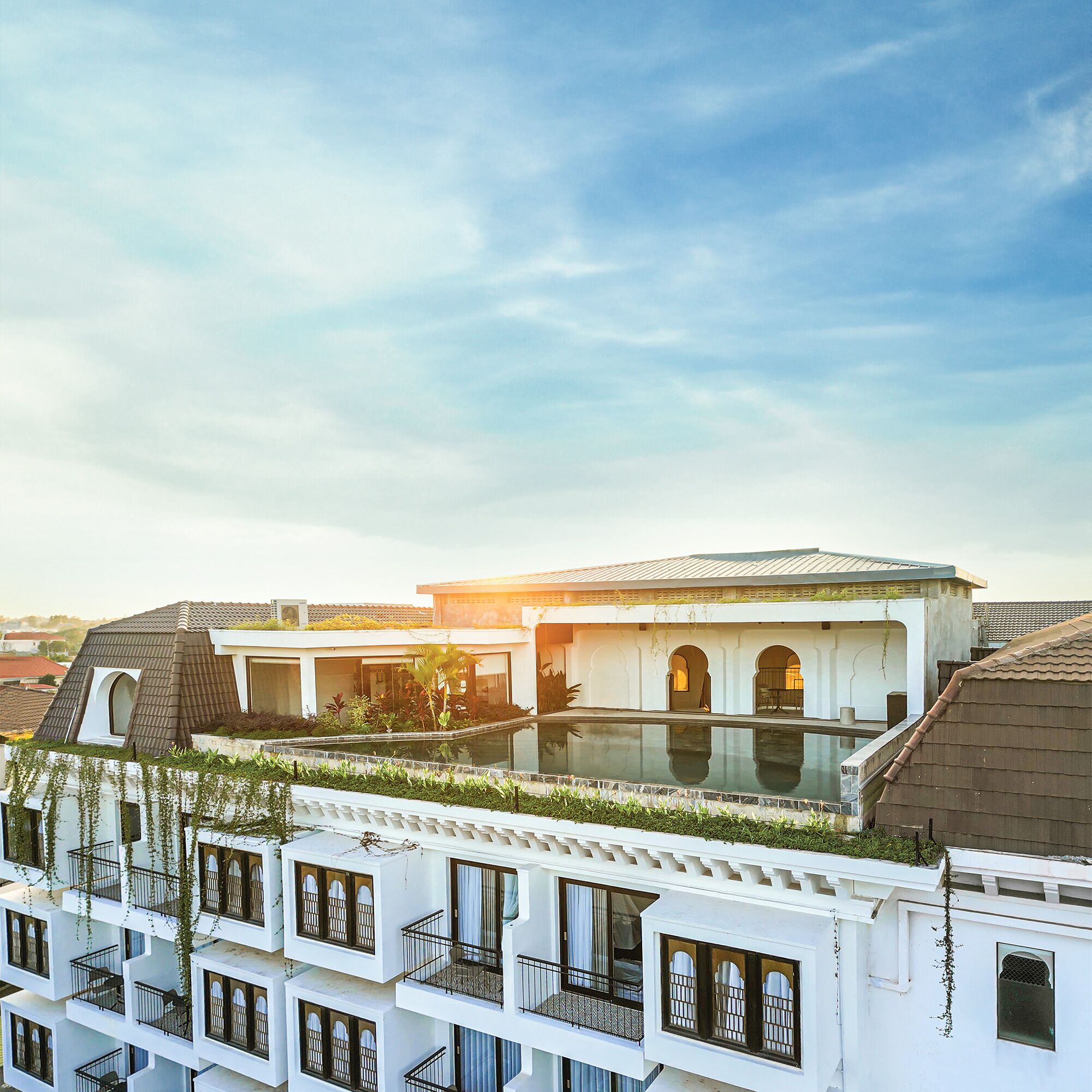 2 outdoor pools, pool loungers
