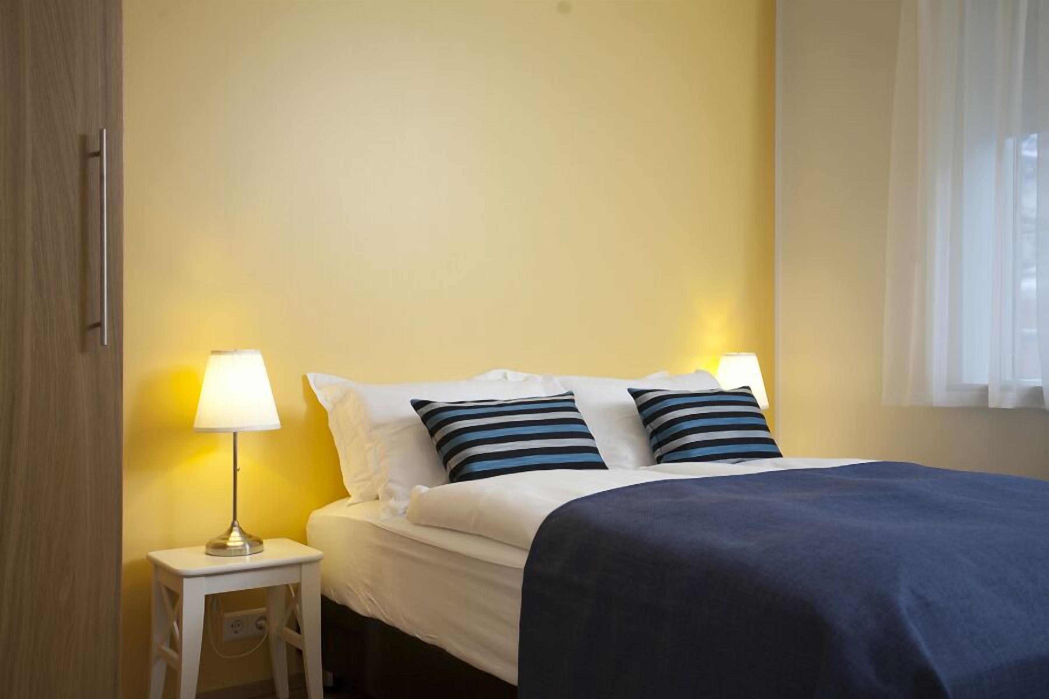 Studio Superior | Seprai premium, busa memori, meja kerja, dan tirai kedap cahaya