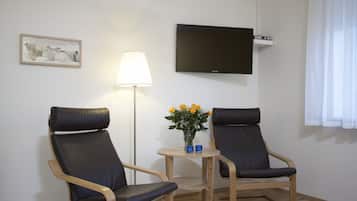 Superior studio | Woonruimte | Een 40-inch flatscreentelevisie met satellietzenders en televisie