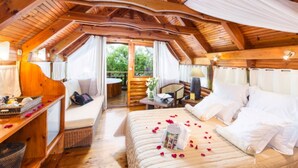 Ein gemütliches Schlafzimmer im Chalet-Stil mit Bett, Nachttischen und einem Balkon.