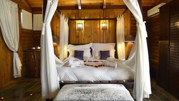 Phòng phong cách lãng mạn (Romantic) | Bộ đồ giường cao cấp, minibar, két bảo mật tại phòng