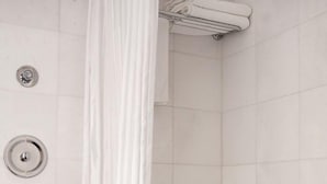 Un baño con inodoro, bañera y cortina de ducha.