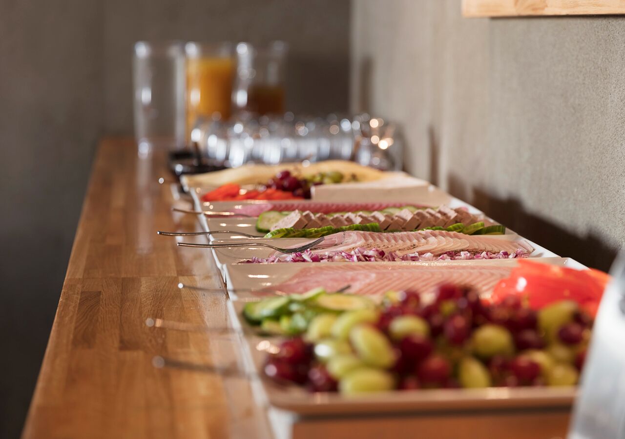 free buffet breakfast