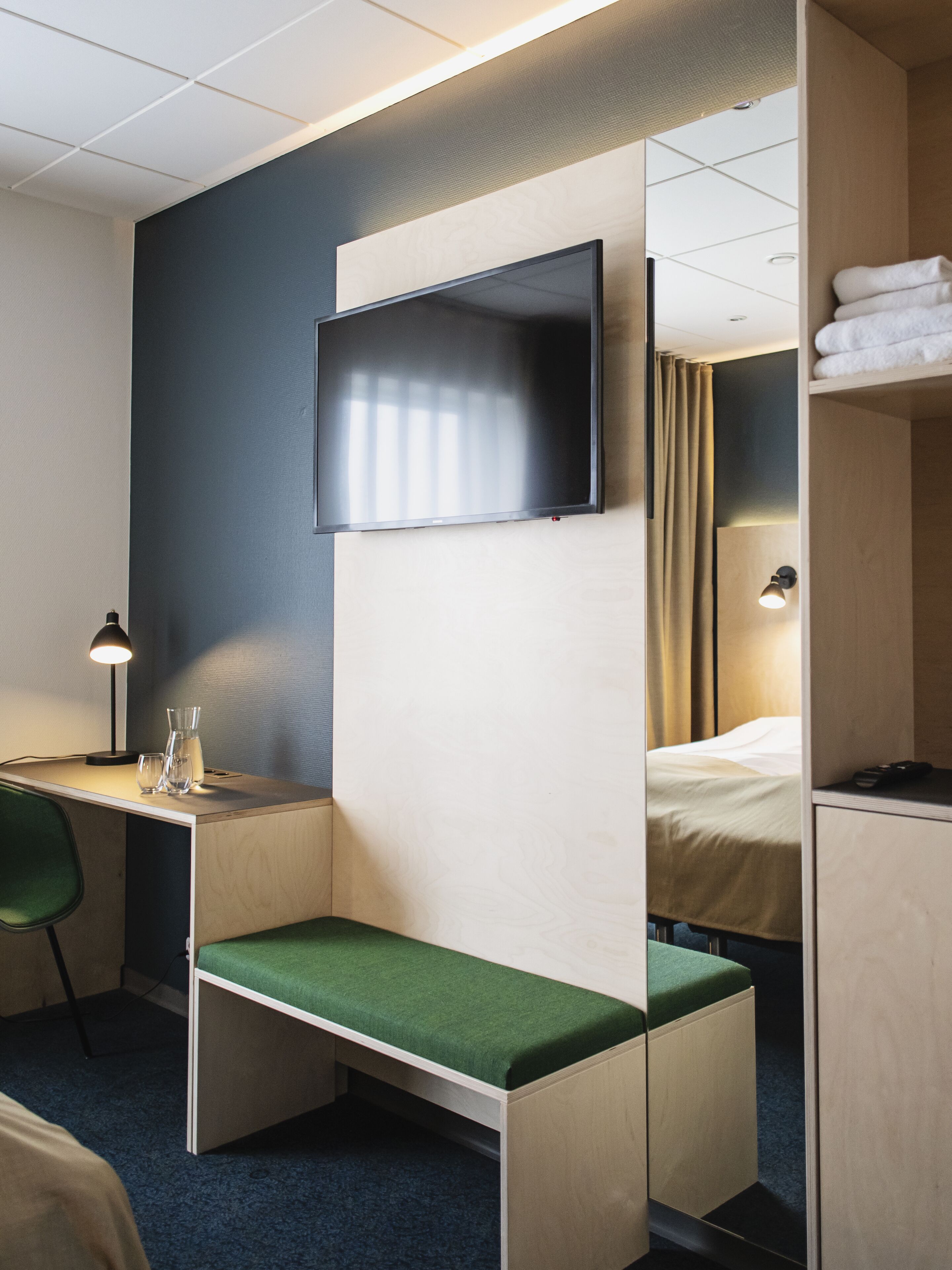 standard room | desk, blackout curtains, soundproofing, cots/infant beds