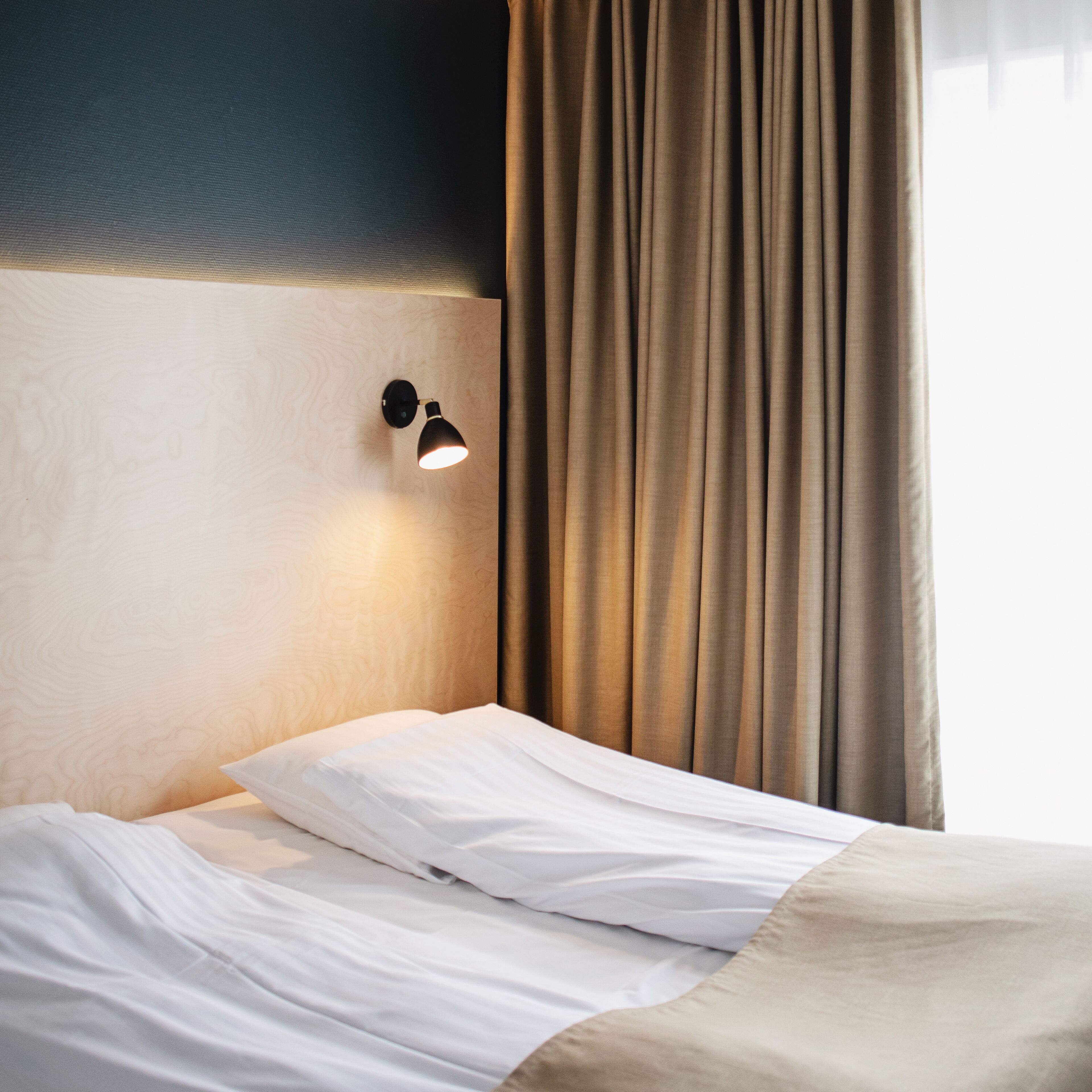 standard room | desk, blackout curtains, soundproofing, cots/infant beds