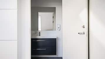 Suite, balcon, vue port | Salle de bain | Douche, articles de toilette gratuits, sèche-cheveux