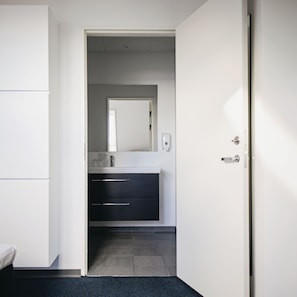 Suite, balcón, vistas al puerto | Baño | Ducha, artículos de higiene personal gratuitos y secador de pelo
