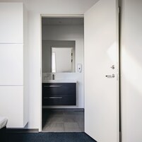 Suíte, sacada, vista para o porto | Banheiro | Chuveiro, produtos de toalete grátis, secador de cabelo, piso aquecido