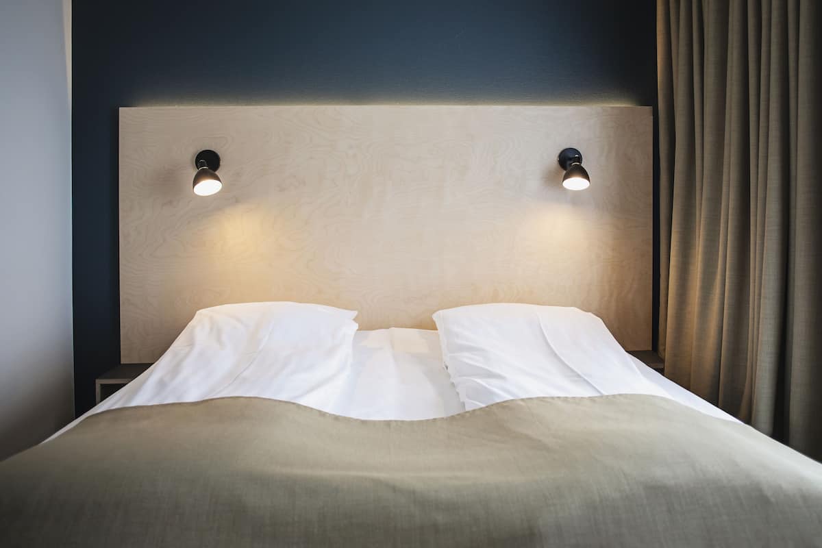 Bureau, rideaux occultants, chambres insonorisées