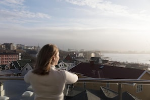 Suíte, sacada, vista para o porto | Sacada