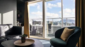 Suite, Balcony, Harbor View | Desk, blackout drapes, soundproofing, cribs/infant beds
