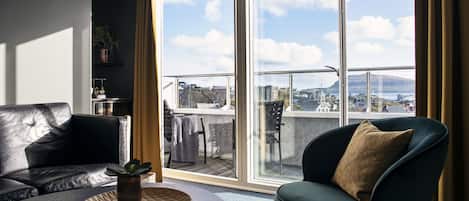 Suite, balcon, vue port | Bureau, rideaux occultants, chambres insonorisées
