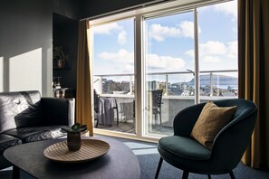 Suite, balcó, vistes al port | Escriptori, cortines opaques, habitacions insonoritzades i bressols 