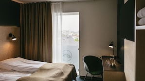 Kamer, 1 twee- of 2 eenpersoonsbedden, uitzicht op haven | Een bureau, verduisterende gordijnen, geluiddichte muren