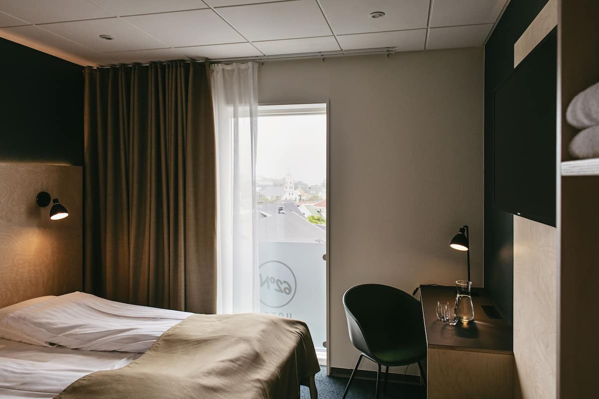 Chambre Double ou avec lits jumeaux, vue port | Bureau, rideaux occultants, chambres insonorisées