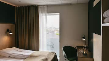 Chambre Double ou avec lits jumeaux, vue port | Bureau, rideaux occultants, chambres insonorisées