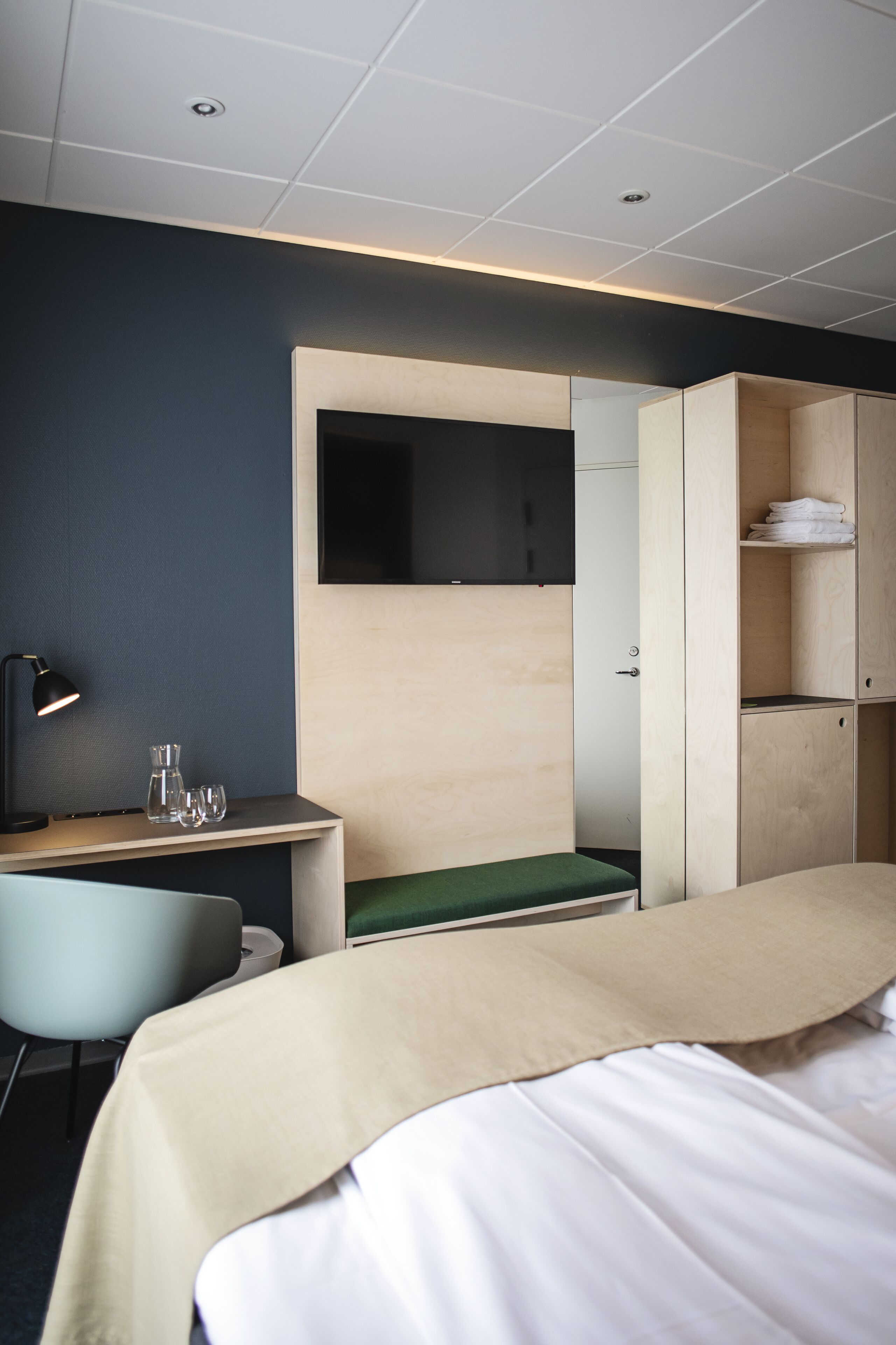 standard room | desk, blackout curtains, soundproofing, cots/infant beds