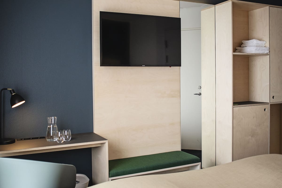 standard room | desk, blackout curtains, soundproofing, cots/infant beds