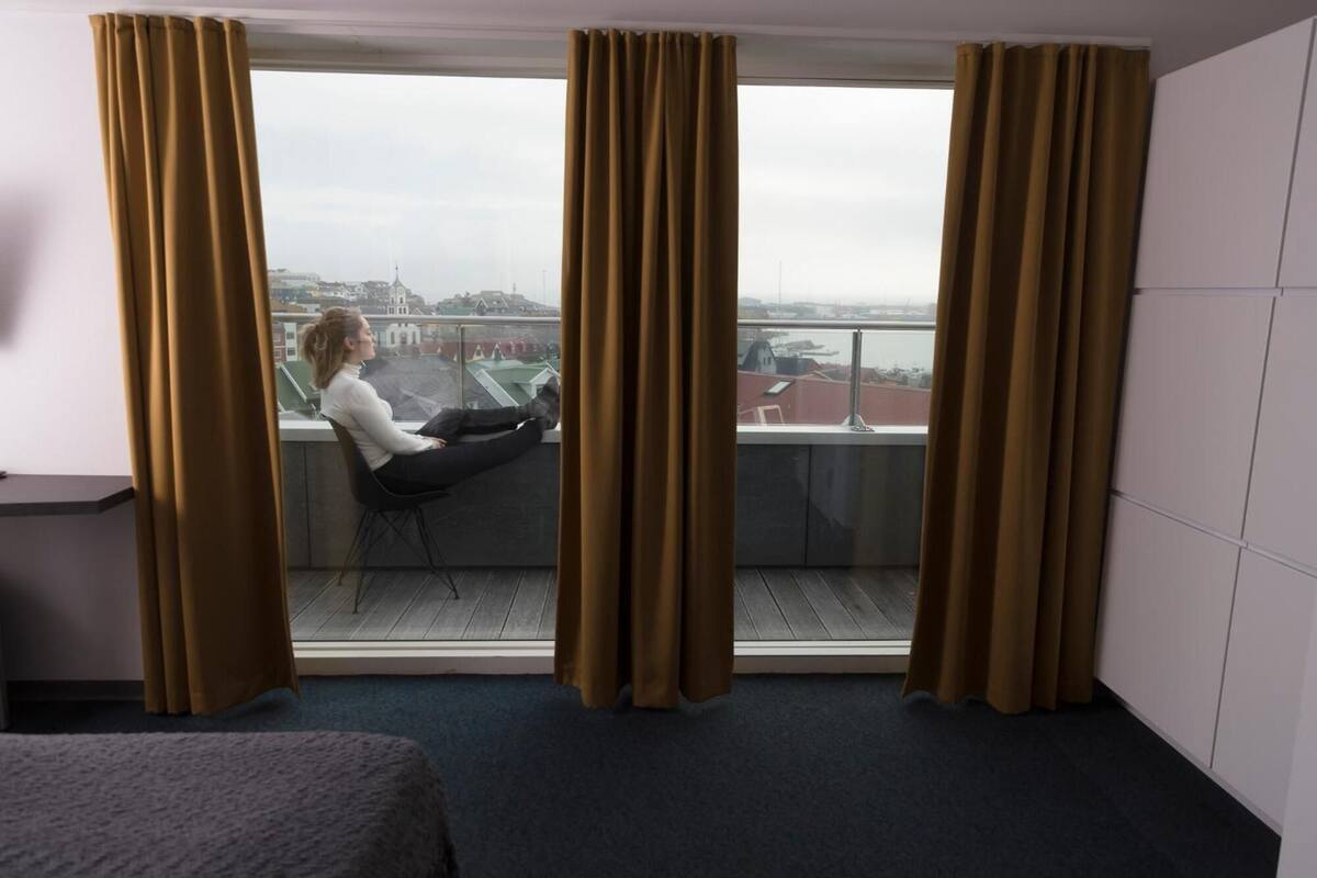 desk, blackout curtains, soundproofing, cots/infant beds