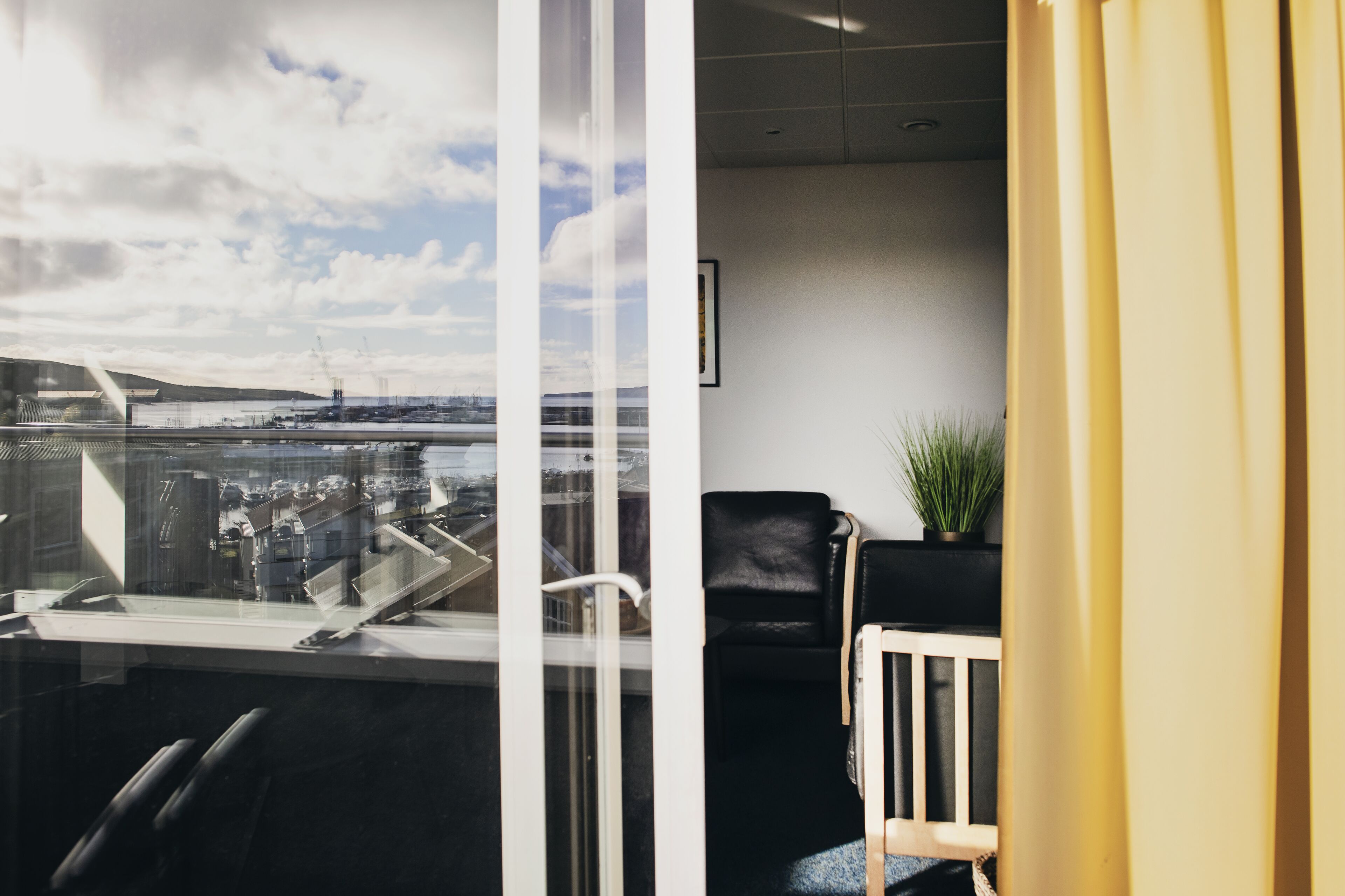 suite, balcony, harbour view | desk, blackout curtains, soundproofing, cots/infant beds