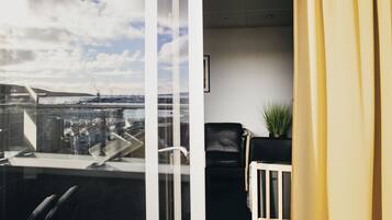 Suite, balkon, uitzicht op haven | Een bureau, verduisterende gordijnen, geluiddichte muren, babybedden