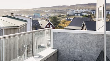 Suite, balcone, vista porto | Una scrivania, tende oscuranti, insonorizzazione