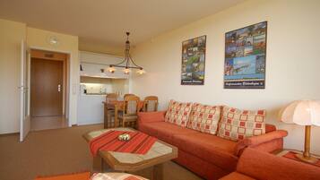 Lejlighed - 2 soveværelser | Opholdsområde | Tv, bordfodbold, bordtennisbord, bøger