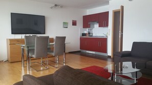 Superior Apartment, 1 Bedroom | In-room dining