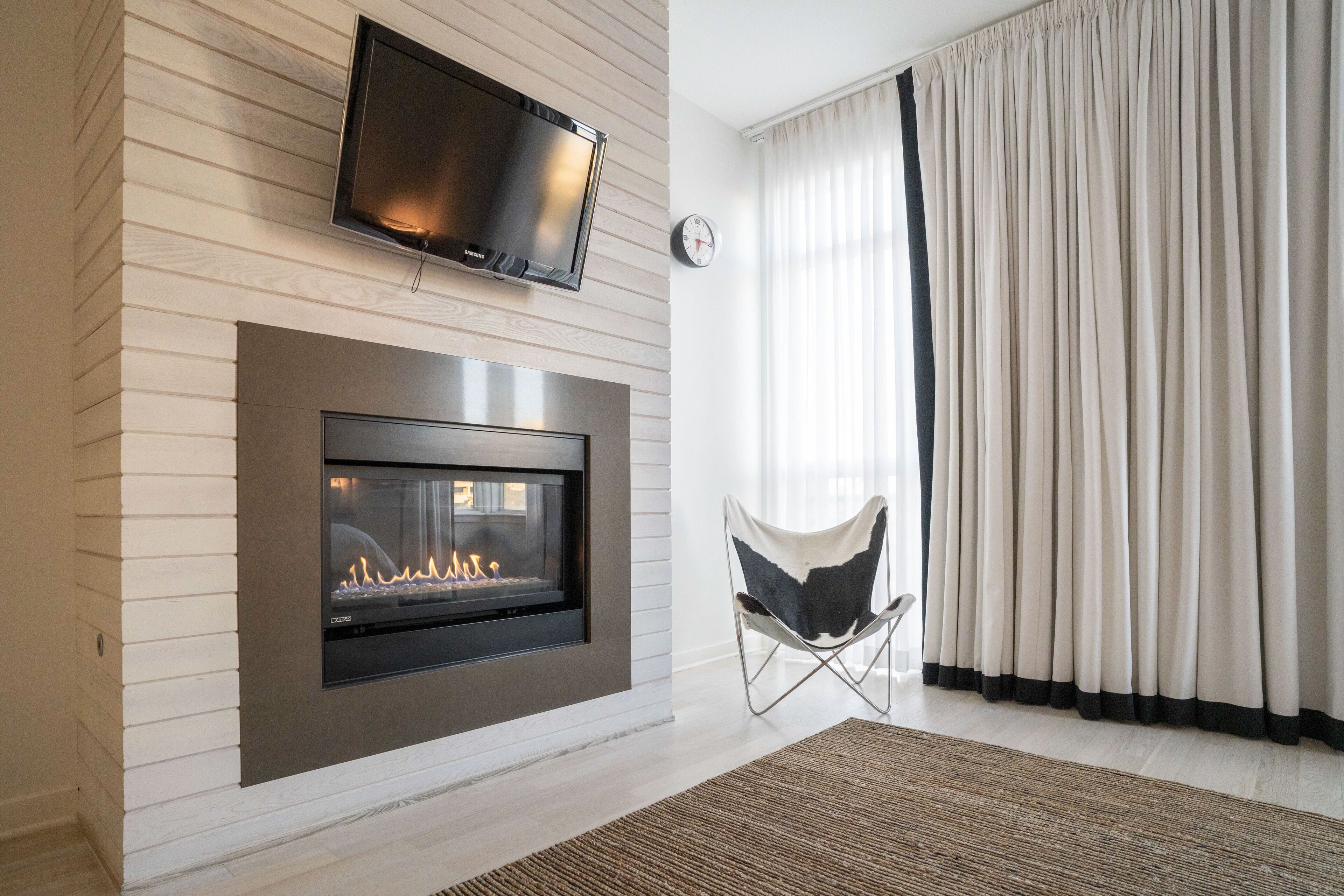 premier suite, 1 bedroom (pipeline) | living area | 55-inch lcd tv with cable channels, tv, fireplace