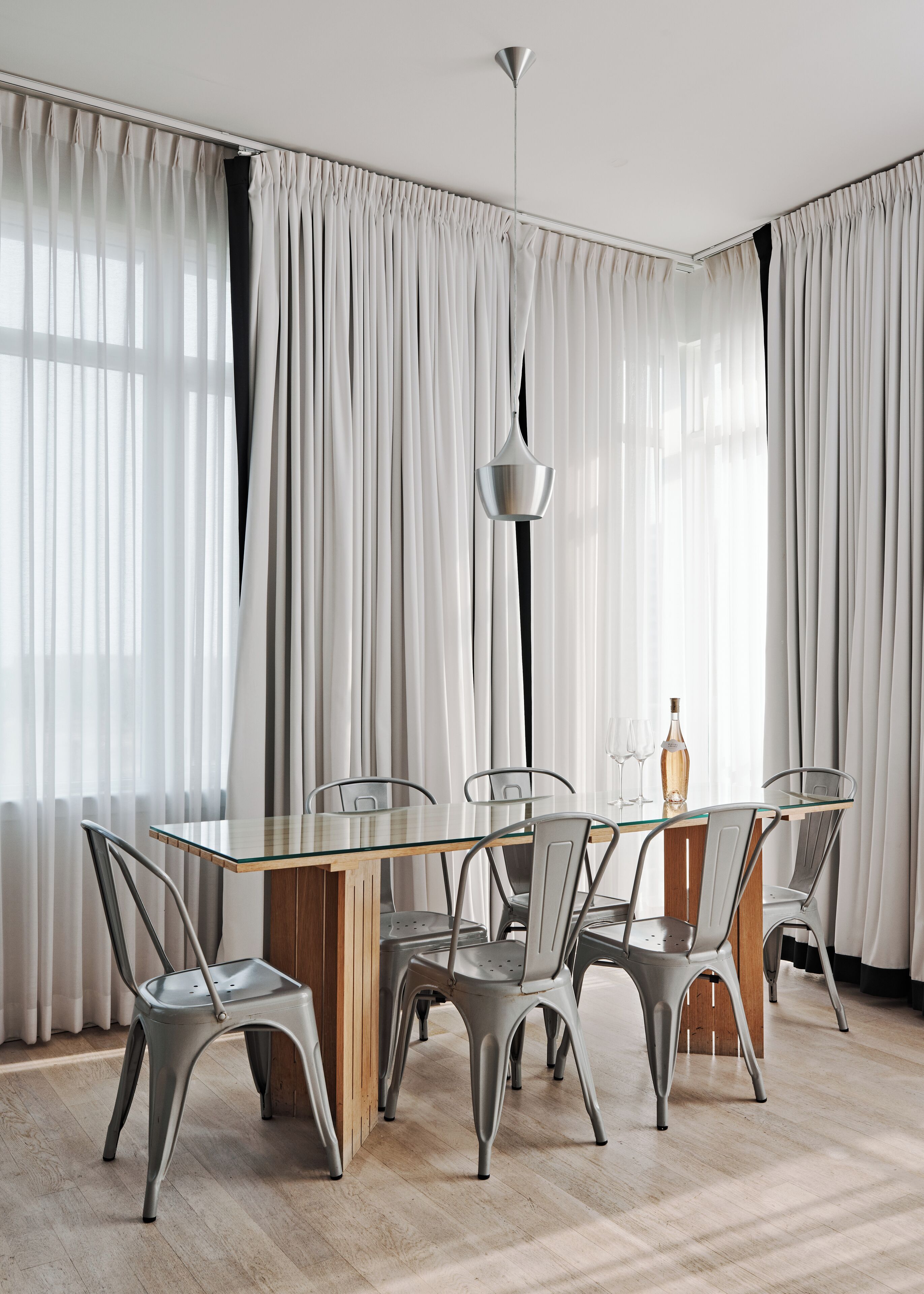 Ropa de cama de alta calidad y caja de seguridad en la habitación 