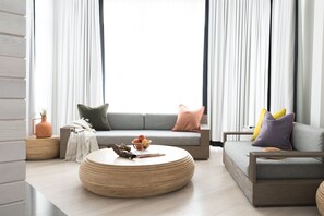 Luxe suite, 2 slaapkamers, open haard (Kahuna) | Woonruimte | Een 55-inch lcd-televisie met kabelzenders, televisie en een open haard