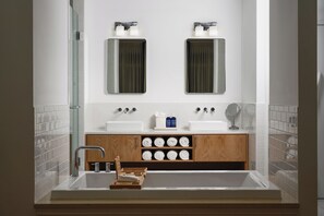 Artículos de tocador de diseñador, secador de pelo, batas, toallas