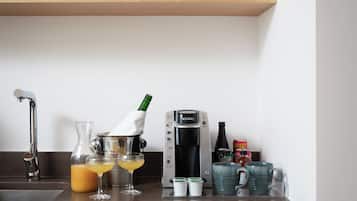 Une cuisine équipée d’une machine à café, d’une bouteille de champagne et d’un appareil à café.
