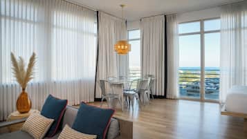 Suite, Multiple Beds, Fireplace | Premium bedding, in-room safe, blackout drapes, free cribs/infant beds