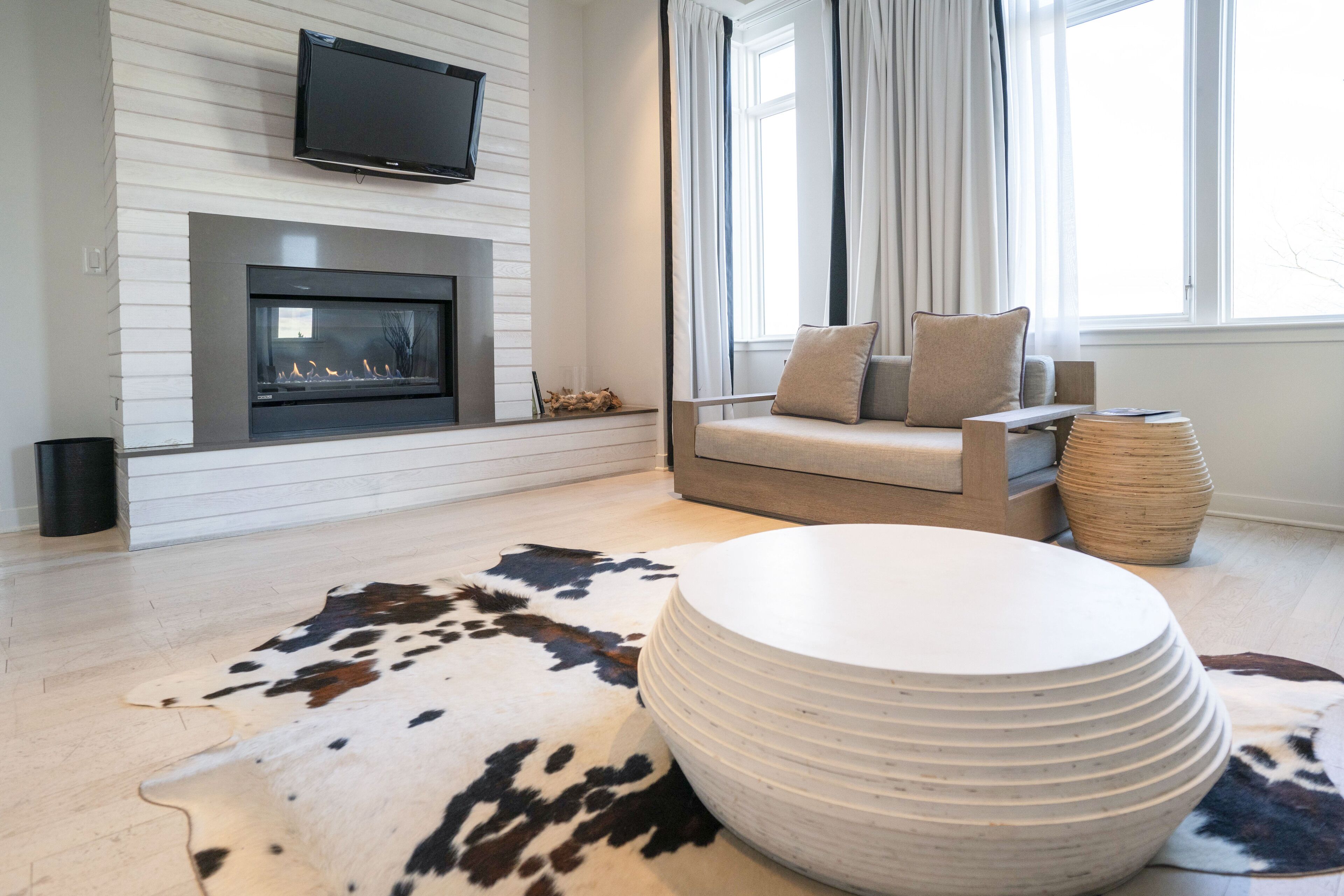 premier suite, 1 bedroom (pipeline) | living area | 55-inch lcd tv with cable channels, tv, fireplace