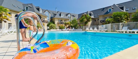 Piscine couverte, piscine extérieure, chaises longues