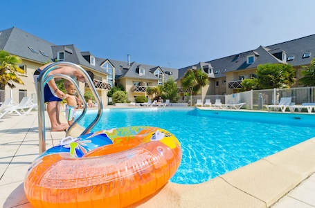 Una piscina techada, una piscina al aire libre