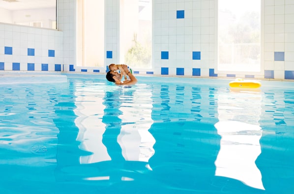 Innenpool, Außenpool, Liegestühle