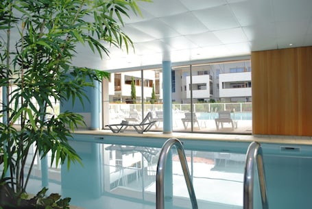 Una piscina techada, una piscina al aire libre