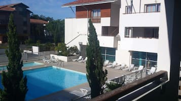 Piscine couverte, piscine extérieure, chaises longues