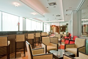 供應早餐、午餐和晚餐,當地料理