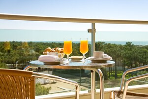 客房內保險箱、書桌、免費無線上網、床單