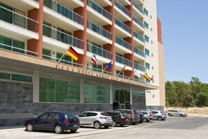 Vista frontal de la propiedad