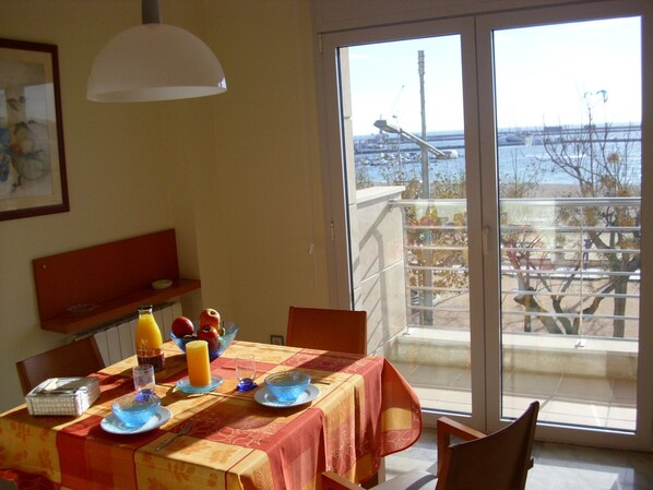 Apartment, 2 Bedrooms, 2 Bathrooms, Beachfront | Private kitchen - Edifici Llevant i Ponent (Palamos)