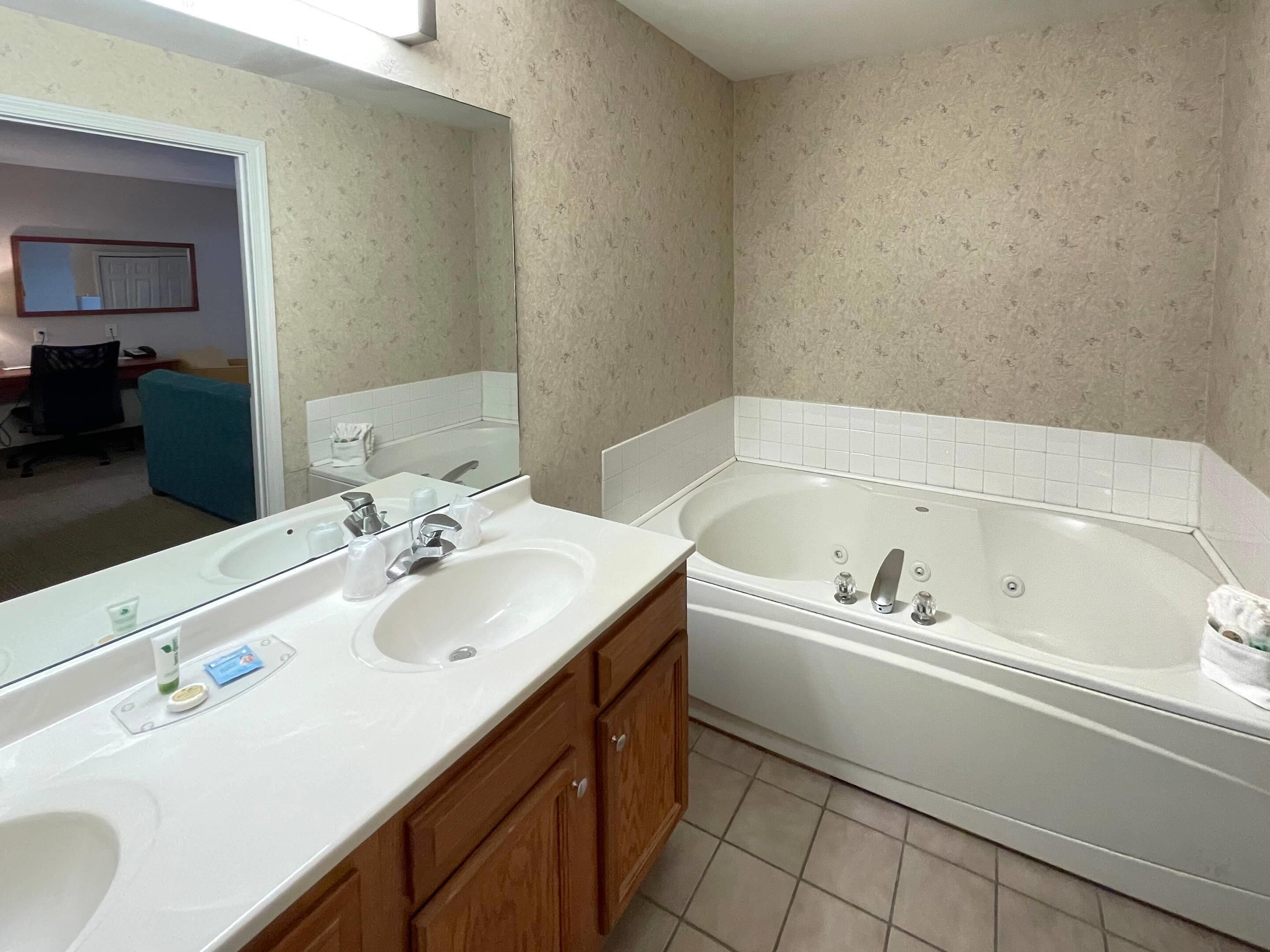 Suite, 1 King Bed with Sofa bed, Non Smoking, Jetted Tub