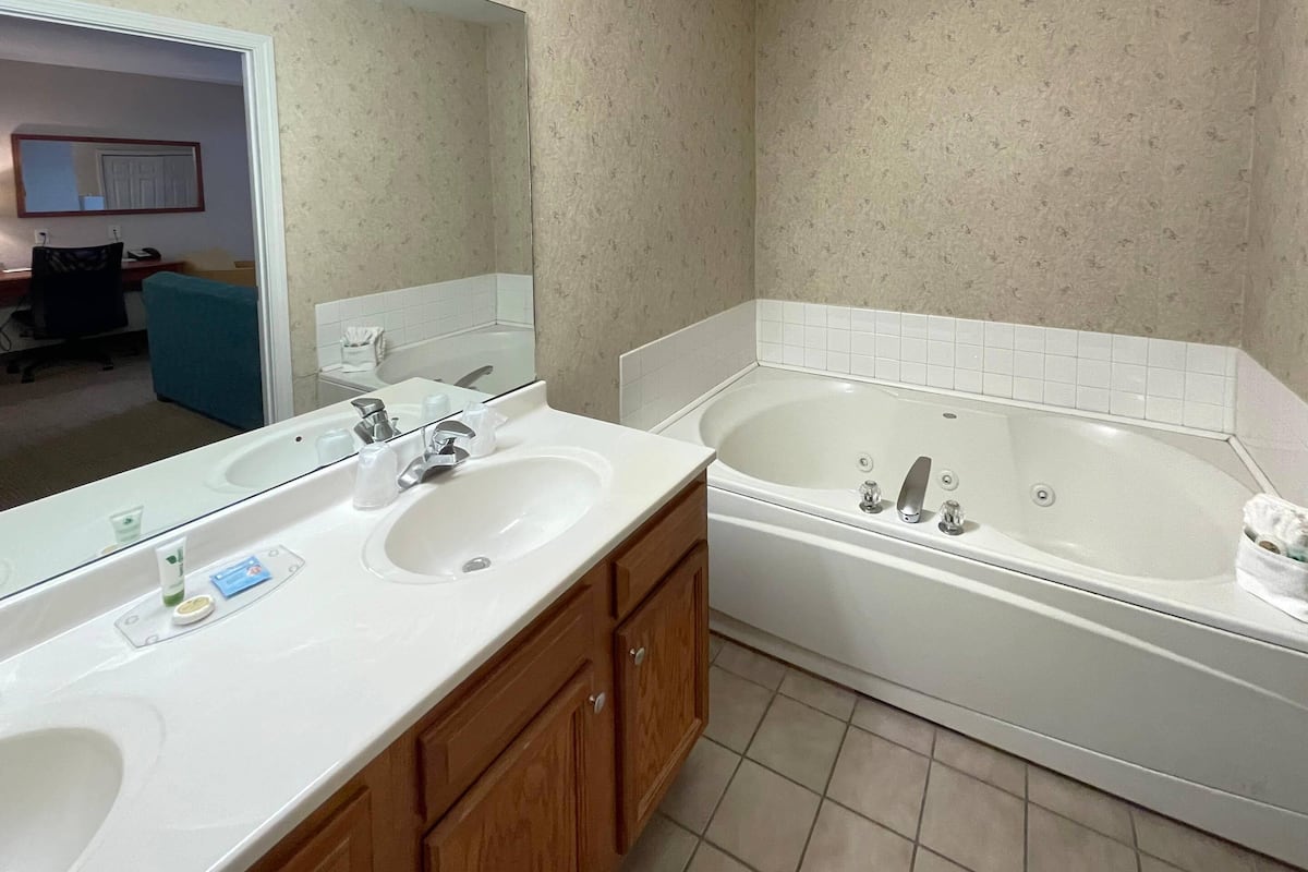 Suite, 1 King Bed with Sofa bed, Non Smoking, Jetted Tub | Individually furnished, desk, laptop workspace, blackout drapes