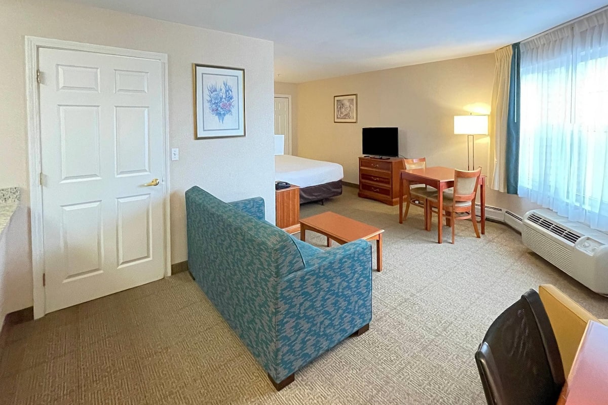 Individually furnished, desk, laptop workspace, blackout drapes