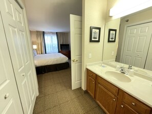 Suite, 1 King-Bett und Schlafsofa, Nichtraucher | Badezimmer