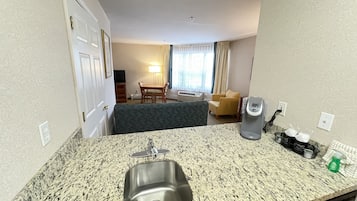 Suite, 1 King Bed with Sofa bed, Non Smoking, Jetted Tub | In-room dining